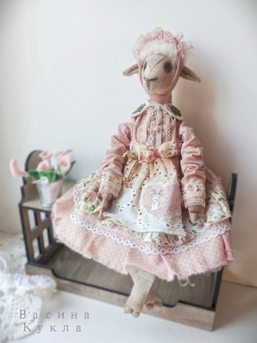 Овечка Лора. Интерьерная игрушка. 1