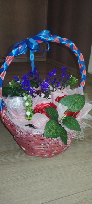 Корзина роз из атласных 2