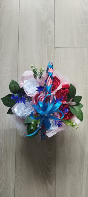 Корзина роз из атласных 0