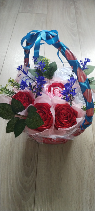Корзина роз из атласных 4