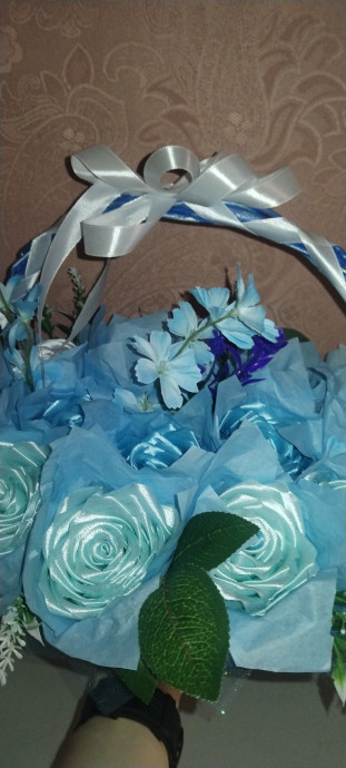 Корзина роз из атласных лент 1