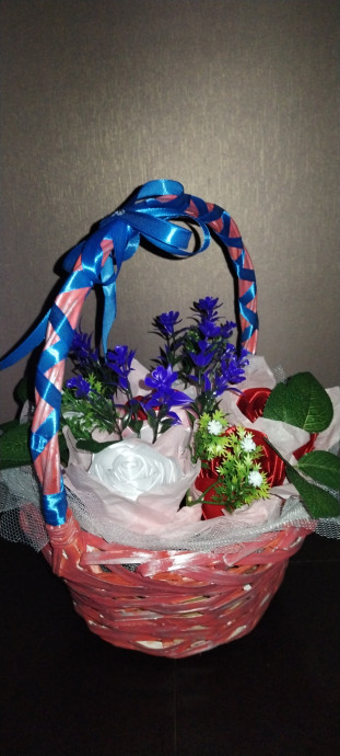 Корзина роз из атласных 6
